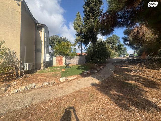 דו משפחתי, אילון, אילון