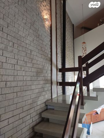 דו משפחתי, אורנית, אורנית