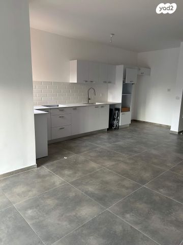 דירה, הגדוד העברי, רעננה