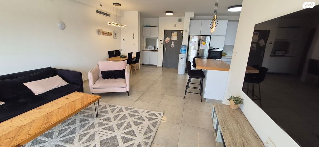 דירה, חיים הרצוג, ראש העין