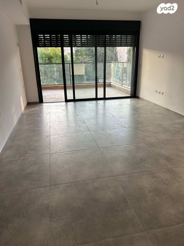 דירה, הגדוד העברי, רעננה