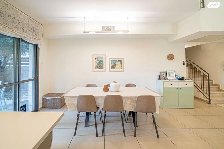 דירת גן, הזמר העברי, כפר סבא