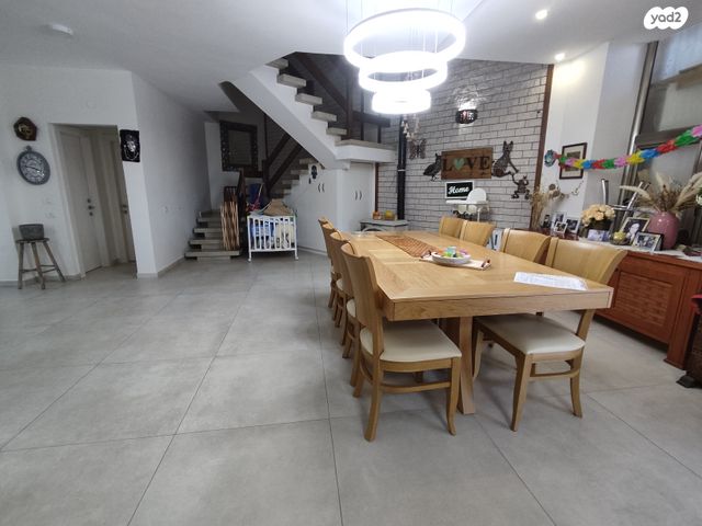 דו משפחתי, אורנית, אורנית