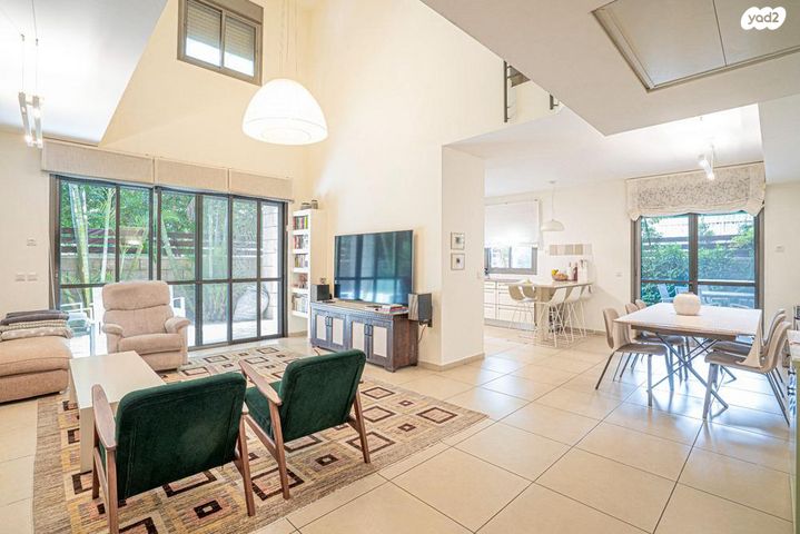 דירת גן, הזמר העברי, כפר סבא