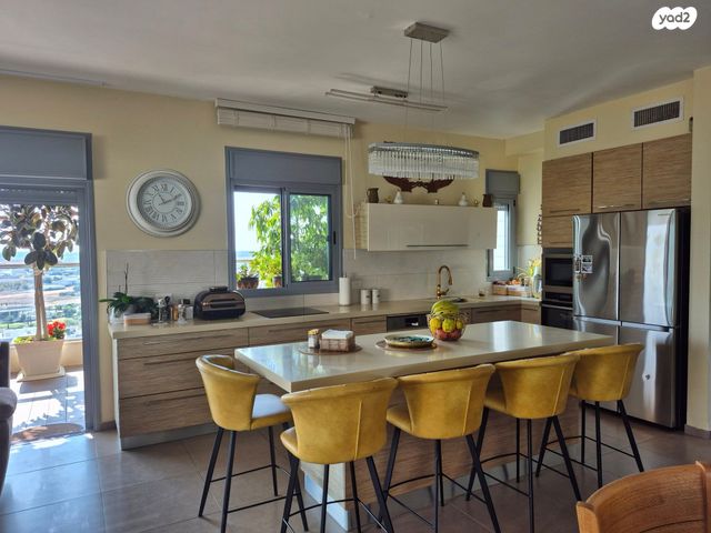 גג/ פנטהאוז, יבנה