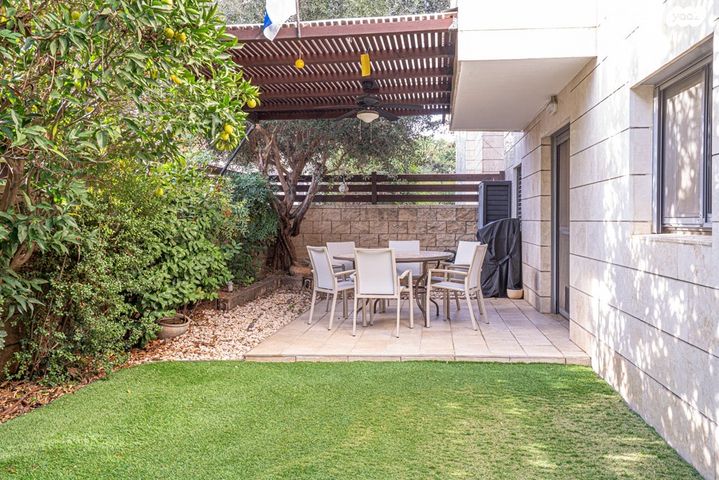 דירת גן, הזמר העברי, כפר סבא