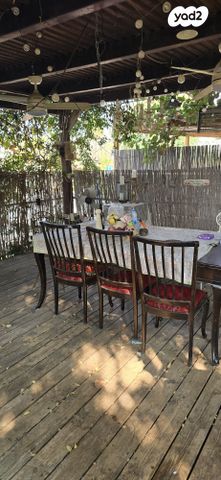 דו משפחתי, אלפי מנשה