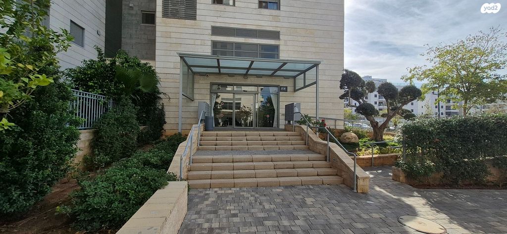 דירה, חיים הרצוג, ראש העין