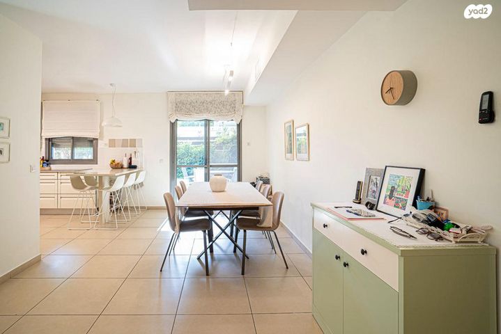 דירת גן, הזמר העברי, כפר סבא