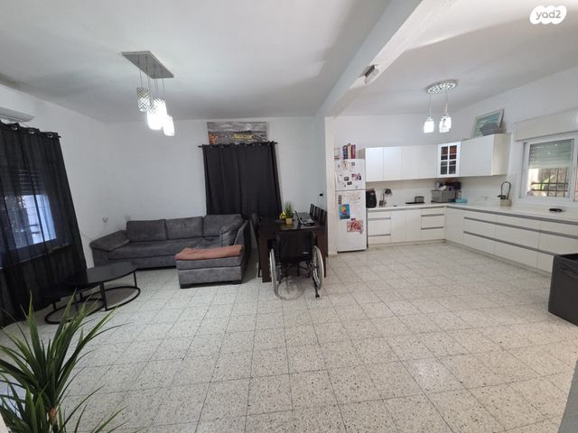 דירת גן, פלמ"ח, מבשרת ציון