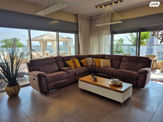 גג/ פנטהאוז, יבנה