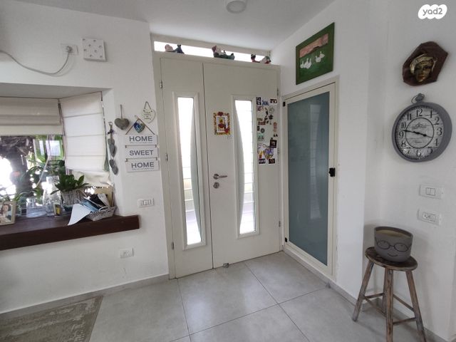 דו משפחתי, אורנית, אורנית