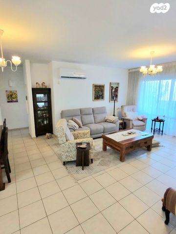 דירת גן, צוותא ב, אלפי מנשה