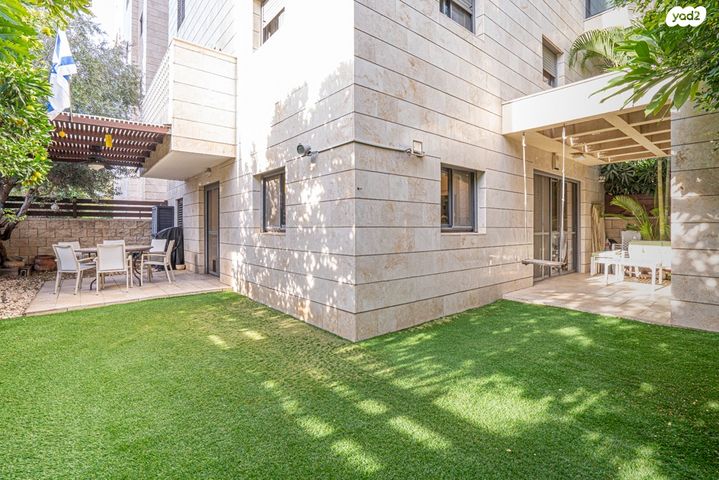 דירת גן, הזמר העברי, כפר סבא