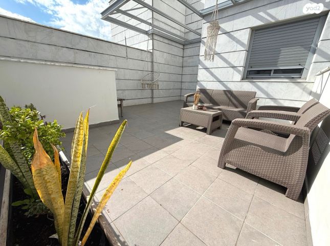 גג/ פנטהאוז, ש"י עגנון, נאות שמיר, יבנה