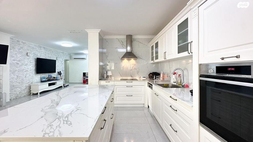 דירת גן, אורות, אור עקיבא