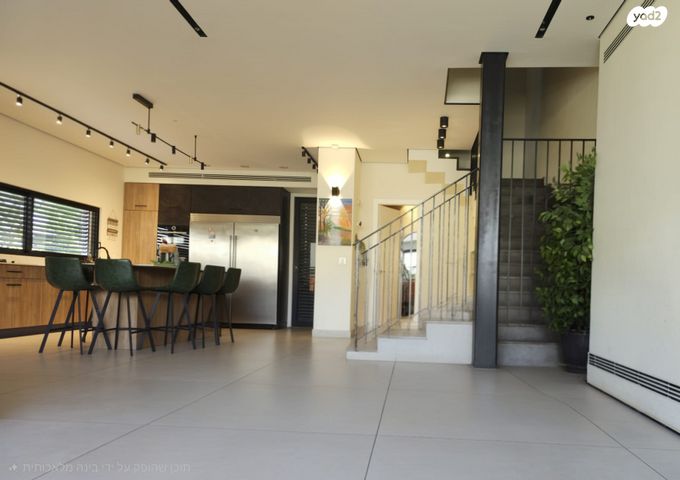 דו משפחתי, כוכב יאיר, כוכב יאיר / צור יגאל