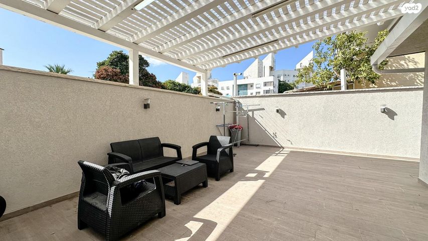 דירת גן, אורות, אור עקיבא