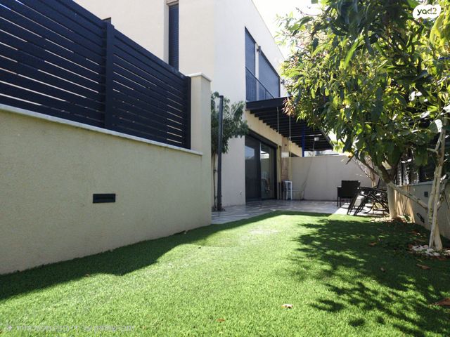 דו משפחתי, כוכב יאיר, כוכב יאיר / צור יגאל