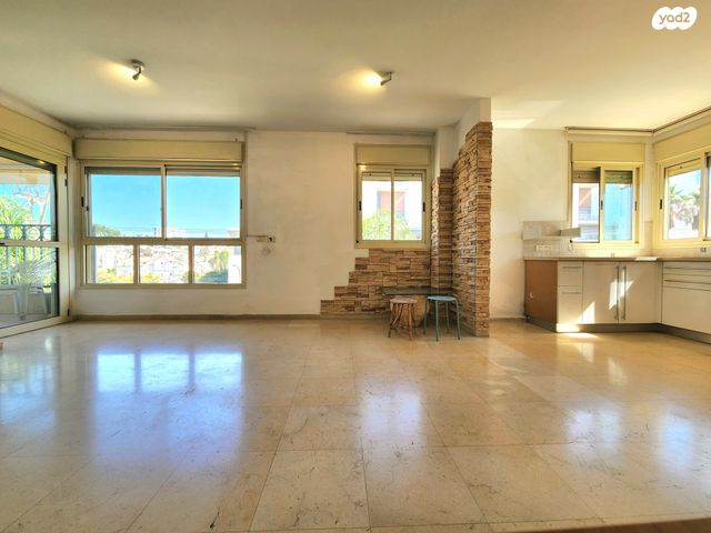 גג/ פנטהאוז, חנה סנש, הרצליה