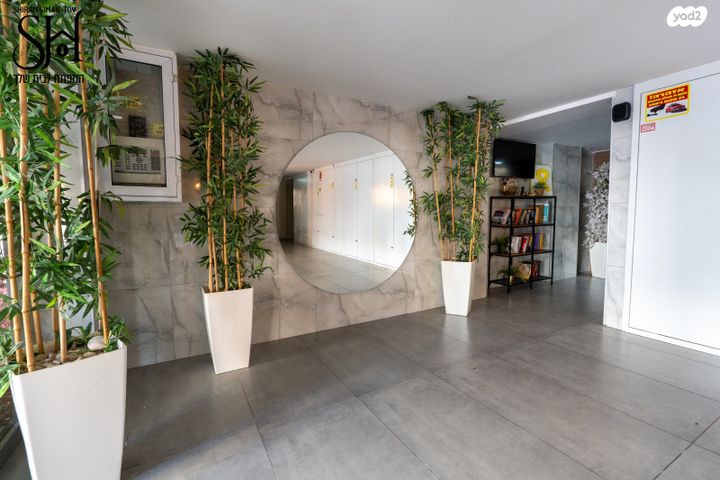 דירה, רחבעם זאבי, גרין ועם, חולון