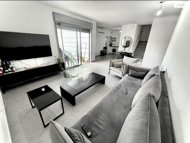 גג/ פנטהאוז, ש"י עגנון, נאות שמיר, יבנה