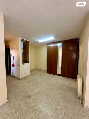 דירה, דב גרונר, ארמון הנציב, תלפיות מזרח, ירושלים