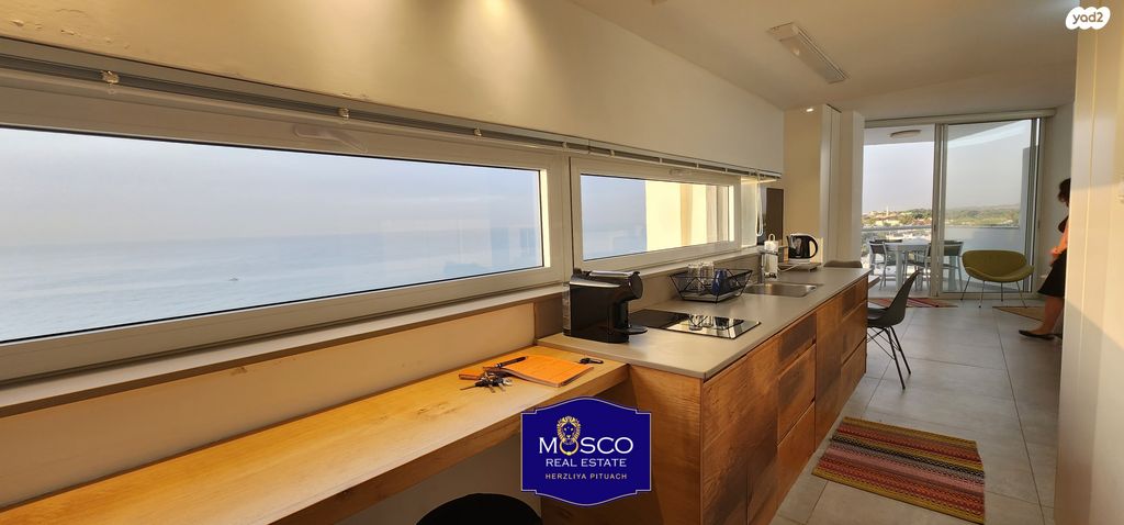 דירה, אלי לנדאו, הרצליה פיתוח, הרצליה