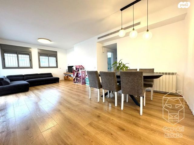 דירה, גרשון אבנר, ארמון הנציב, תלפיות מזרח, ירושלים