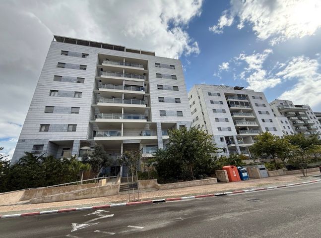 גג/ פנטהאוז, ש"י עגנון, נאות שמיר, יבנה