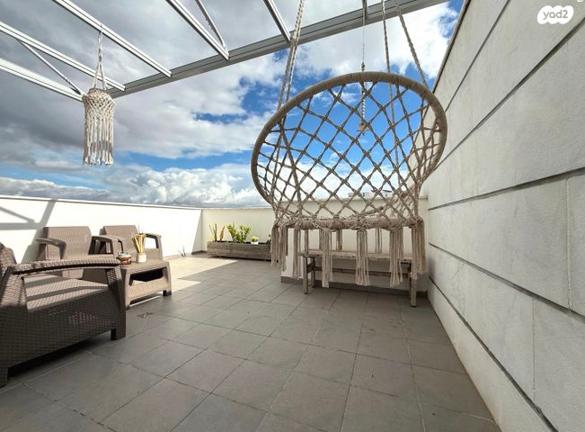 גג/ פנטהאוז, ש"י עגנון, נאות שמיר, יבנה