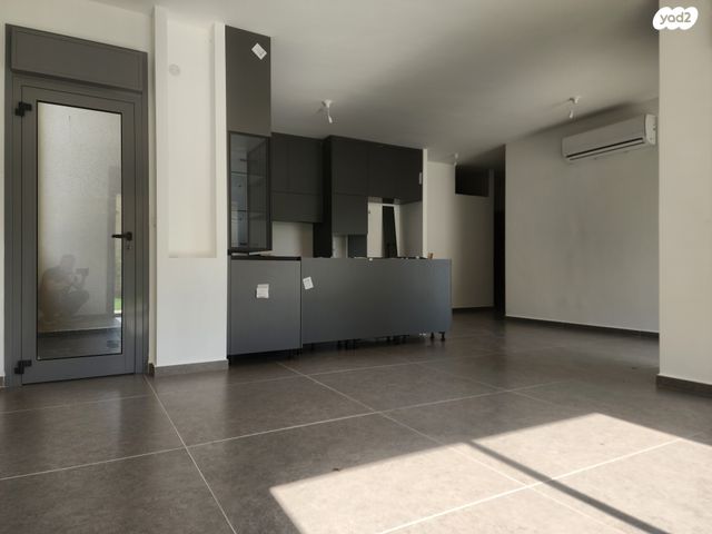 דירת גן, ביאליק 12, מרכז מזרחי, נס ציונה