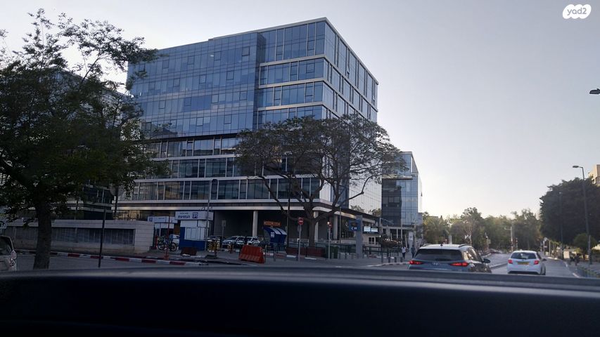 חנויות/ שטח מסחרי, ראול ולנברג, עתידים, אזור התעסוקה רמת החייל, תל אביב יפו