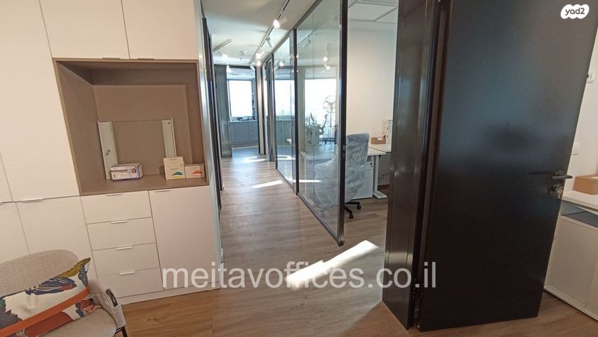 דרך מנחם בגין 156