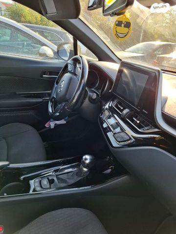 מודעת רכב טויוטה C-HR