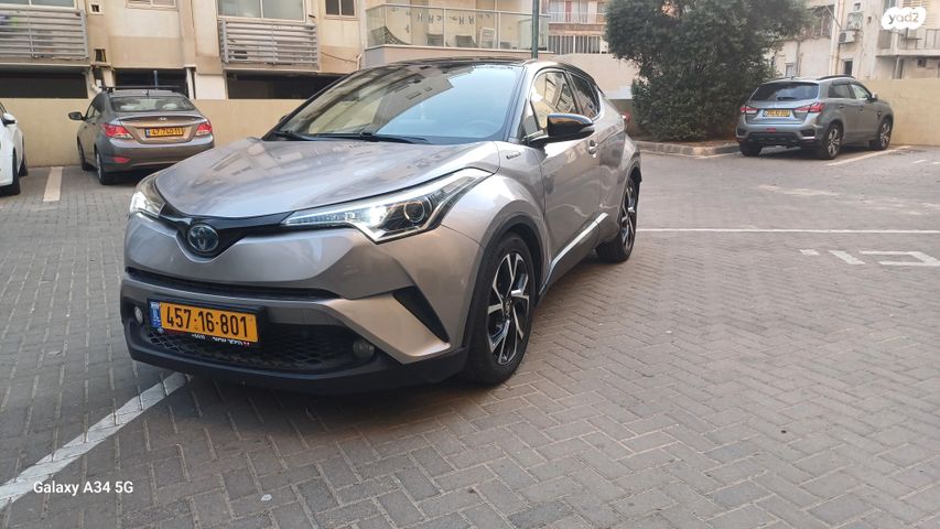 מודעת רכב טויוטה C-HR