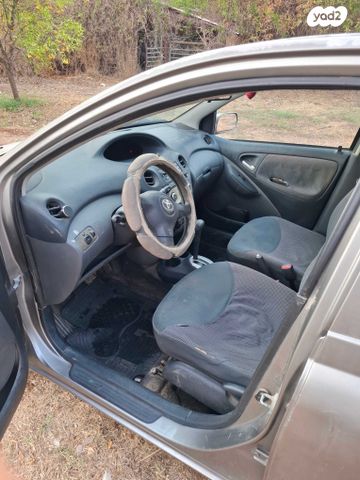 טויוטה יאריס