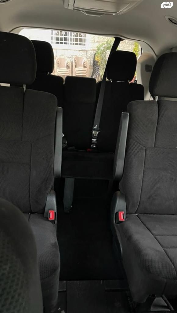 מודעת רכב קרייזלר גראנד וויאג'ר