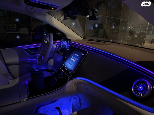 מרצדס-בנץ EQE SUV
