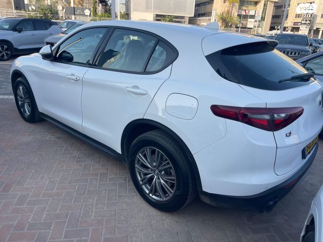 אלפא רומיאו סטלביו