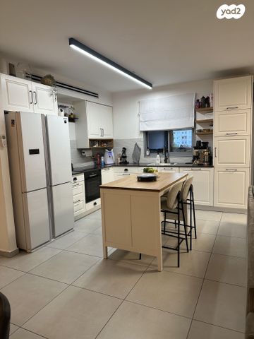 לאה גולדברג 4