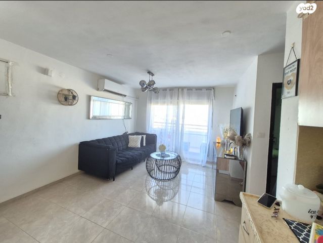 השישה עשר 39