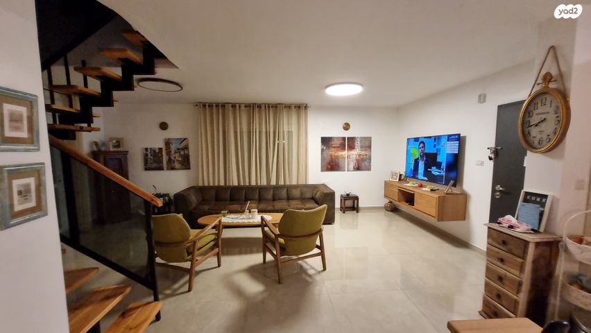 גג/ פנטהאוז, פרי מגדים 93, מגדים, מעלה אדומים