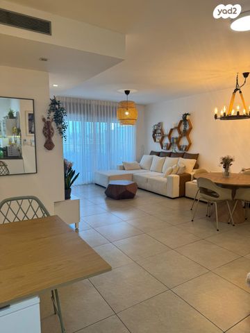 דירה, הר הצופים 23, רחובות ההולנדית, רחובות