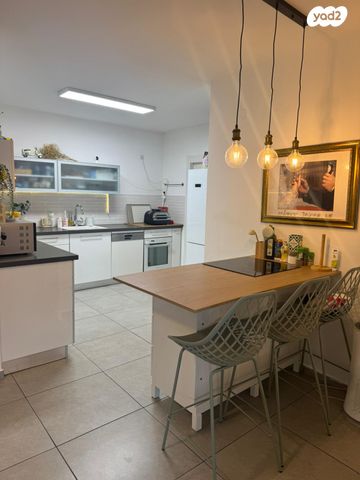 דירה, הר הצופים 23, רחובות ההולנדית, רחובות