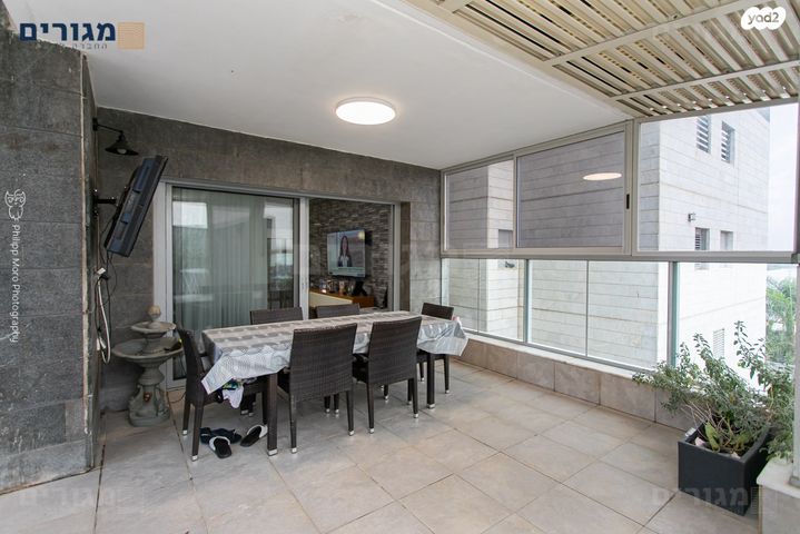 דירת גן, דולפין, טירת כרמל