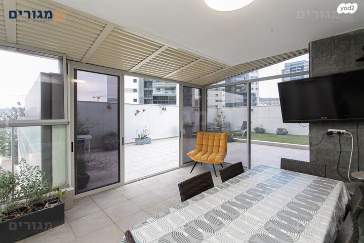 דירת גן, דולפין, טירת כרמל