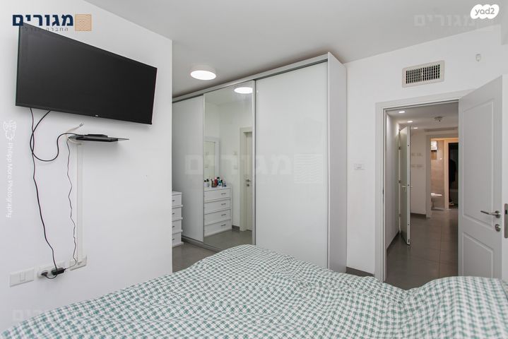 דירת גן, דולפין, טירת כרמל