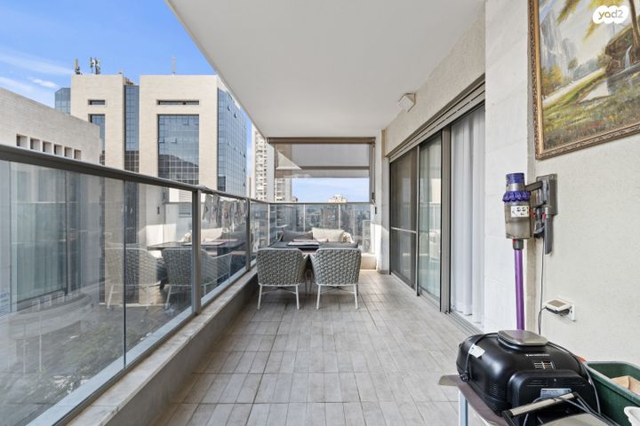 דירה, רמב"ם, ראשון לציון