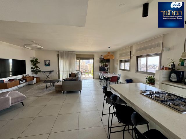 גג/ פנטהאוז, צור יצחק, צור יצחק